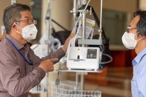 Bệnh viện quận Tân Phú được trao tặng hàng chục máy thở oxy lưu lượng cao 