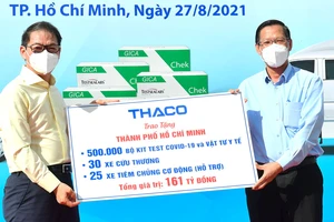 TPHCM tiếp nhận phương tiện, vật tư y tế do THACO trao tặng trị giá 161 tỷ đồng