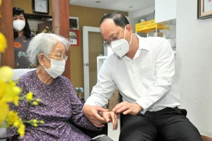Đồng chí Nguyễn Hồ Hải thăm hỏi thầy thuốc lão thành TTND-AHLĐ-BS Tạ Thị Chung. Ảnh: CAO THĂNG