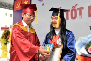 Gần 1.900 sinh viên HCE nhận bằng tốt nghiệp