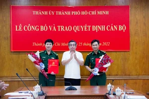 Trao Quyết định Phó Bí thư Đảng uỷ cho Chỉ huy trưởng Bộ đội Biên phòng TPHCM