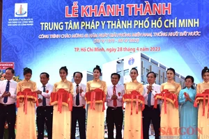 Lãnh đạo Sở Y tế, Ban VH-HĐND TPHCM và các đại biểu cắt băng khánh thành Trung tâm Pháp y TPHCM