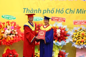TS Lê Lâm, Hiệu trưởng Trường Cao đẳng Đại Việt trao bằng tốt nghiệp cho tân cử nhân