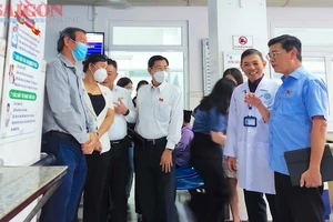 Phó Chủ tịch HĐND TPHCM Nguyễn Văn Dũng (áo xanh) cùng các thành viên Đoàn giám sát thực tế tại Bệnh viện quận 4