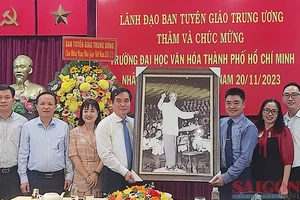 Đồng chí Phan Xuân Thuỷ trao tặng hình Bác Hồ cho đại diện Trường Đại học Văn hoá TPHCM