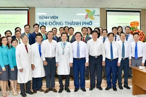 Đồng chí Nguyễn Trọng Nghĩa, Trưởng ban Tuyên giáo Trung ương (thứ 5 từ phải vào) thăm, chúc mừng đội ngũ thầy thuốc Bệnh viện Nhi đồng TPHCM. Ảnh: CAO THĂNG