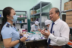 TS-BS Nguyễn Hữu Lân, Giám đốc Bệnh viện Phạm Ngọc Thạch giới thiệu với thành viên đoàn giám sát về quy trình cấp, phát thuốc cho người bệnh. Ảnh: QUANG HUY