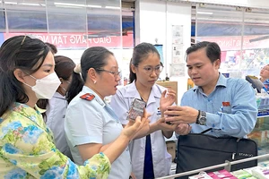 Ban Văn hóa - Xã hội HĐND TPHCM khảo sát một nhà thuốc trên địa bàn quận Tân Phú. Ảnh: QUANG HUY