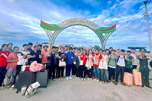 24 học sinh của xã đảo Thạnh An, Cần Giờ trước giờ vào đất liền tham dự kỳ thi tốt nghiệp THPT 2024. Ảnh: QUANg HUY