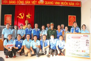 Đồng chí Nguyễn Phước Lộc cùng các đại biểu trao tặng "Không gian văn hoá Hồ Chí Minh" đến cán bộ, chiến sĩ Trạm ra đa 600. Ảnh: QUANG HUY