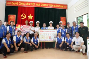 Đồng chí Nguyễn Phước Lộc cùng các đại biểu trao tặng "Không gian văn hoá Hồ Chí Minh" đến cán bộ, chiến sĩ Trạm rađa 6. Ảnh: QUANG HUY