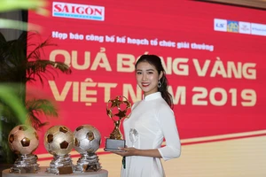 Hoa hậu Du lịch thế giới được yêu thích nhất năm 2019 đẹp rạng rỡ bên quả bóng vàng Việt Nam