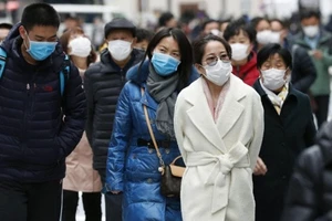 Người dân Nhật Bản đeo khẩu trang phòng chống bệnh Covid-19 trên đường phố Tokyo hôm 22-1. Ảnh: Kyodo News