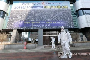 Nhân viên y tế phun thuốc khử trùng nhà thờ Jesus tại tỉnh Daegu, nơi được cho là nơi bùng phát bệnh, vào ngày 20-2-2020. Ảnh: 
