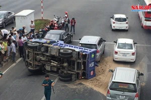 Mất lái, xe tải lật ngang, húc đuôi 2 ô tô trên đại lộ Phạm Văn Đồng