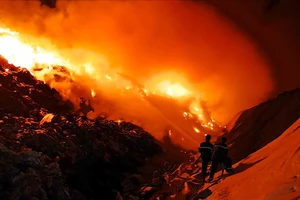 Cần nhiều ngày để dập tắt đám cháy “cao như núi” trong khu xử lý rác Tóc Tiên