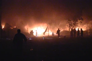 Xưởng vải cháy xuyên đêm, lan ra 13 nhà dân