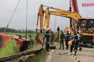 Lật ô tô khách ở Hà Tĩnh, 1 người chết, hàng chục người bị thương
