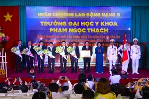 Trường ĐH Y khoa Phạm Ngọc Thạch đón nhận Huân chương Lao động hạng II