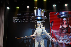 Café phin sữa đá là trang phục dân tộc của Hoàng Thùy tại Miss Universe 2019