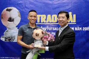 Trao Giải thưởng Quả bóng đồng Futsal 2019 cho cầu thủ Phạm Đức Hòa