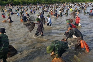Hàng ngàn người dân nô nức tham gia lễ hội đánh cá “độc nhất” ở Hà Tĩnh