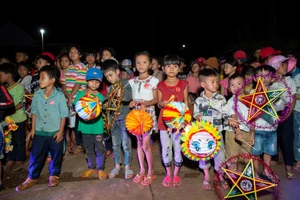H’Hen Niê, Khánh Vân, Mâu Thuỷ, Lệ Hằng, Lê Thuý tổ chức vui tết trung thu cho trẻ em buôn làng