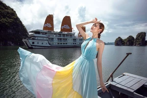 Á hậu Tú Anh tạo dáng giữa biển trời Hạ Long trong thiết kế mùa hè của Lê Thanh Hoà 