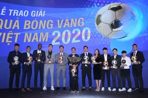 Các cầu thủ Nguyễn Văn Quyết, Huỳnh Như và Nguyễn Minh Trí chia sẻ cảm xúc sau khi nhận danh hiệu cao nhất tại Quả bóng vàng Việt Nam 2020