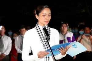 Hoa hậu H'Hen Niê xúc động phát biểu tại Nghĩa trang Hàng Dương. Ảnh: PHAN THANH VIỆT