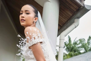 NTK Lê Thanh Hòa kết hợp cùng Hoa hậu Ngọc Châu trong BST váy cưới 