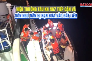 Hiện trường tàu KN 467 tiếp cận và đón ngư dân bị nạn để đưa vào đất liền