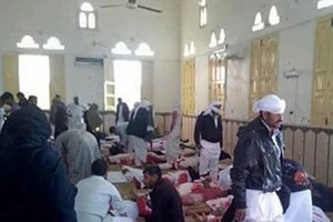 Thi thể các nạn nhân tại hiện trường vụ tấn công đền thờ Al Rawdah ngày 24-11. (Nguồn: L'Espresso/TTXVN)