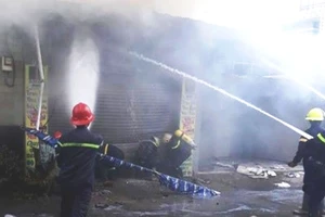 Cảnh sát PCCC phun nước dập lửa vụ cháy nhà số 280 đường Trung Mỹ Tây 5 (phường Trung Mỹ Tây, huyện Hóc Môn)