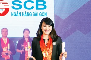 Bà Mai Thị Thanh Thủy - Phó Tổng Giám đốc Khối Doanh nghiệp đại diện SCB nhận giải thưởng Thương hiệu Mạnh Việt Nam 2018