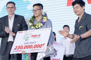 Sinh viên Ngô Triệu Nhân nhận giải Nhất Insee Prize 2019. Ảnh: Insee Prize