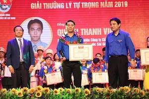 Anh Quách Thanh Vinh nhận Giải thưởng Lý Tự Trọng năm 2019 do Trung ương Đoàn tặng thưởng