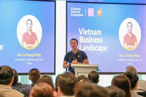 Ông Lê Hồng Minh-nhà đồng sáng lập, Chủ tịch và Tổng Giám đốc của VNG phát biểu tại diễn đàn Hệ sinh thái Internet Việt Nam diễn ra ngày 13/4, tại Singapore. Ảnh: TTXVN