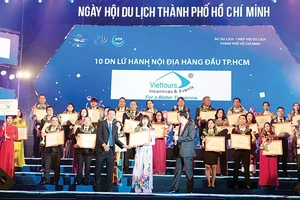 Đại diện Viettours nhận giải thưởng Tốp 10 doanh nghiệp lữ hành hàng đầu TPHCM