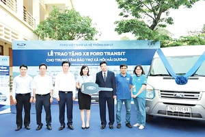 Ông Nguyễn Ngọc Khương-Phó Tổng Giám đốc Ford Việt Nam (thứ 3 từ trái qua) trao tặng xe Transit cho TT BTXH tỉnh Hải Dương
