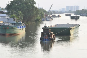 Phương tiện thủy di chuyển trên kênh Đôi. Ảnh: THÀNH TRÍ