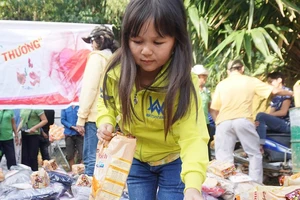 Huỳnh Thị Thời trong chuyến trao quà giúp đồng bào nghèo vùng núi cao