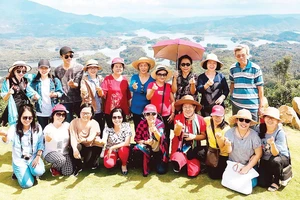 Đoàn khách BenThanh Tourist tham quan hồ Tà Đùng