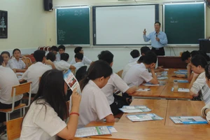 Học sinh lớp 9/6 Trường THCS Minh Đức tại buổi tư vấn hướng nghiệp có sự tham gia của phụ huynh. Ảnh: MINH QUÂN