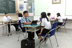 Học sinh Trường THCS Lê Anh Xuân, quận Tân Phú đang được trợ giúp pháp lý
