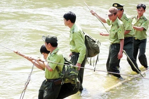 Lực lượng kiểm lâm Vườn Quốc gia Chư Mom Ray tuần tra bảo vệ rừng