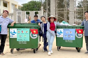 Tình nguyện viên “Dự án biển La Gi không rác” đi gom rác quanh các khu du lịch