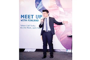 Ông Nguyễn Thành Nhân (Macken Education) giới thiệu về Phần Lan cũng như các cơ hội nghề nghiệp cho các bạn trẻ tại thành phố Turku