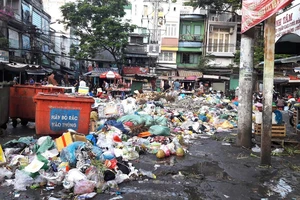 Điểm tập kết rác trước chợ Xóm Chiếu (quận 4) gây mất vệ sinh và mỹ quan đô thị. Ảnh: BÙI THANH TƯƠNG QUAN