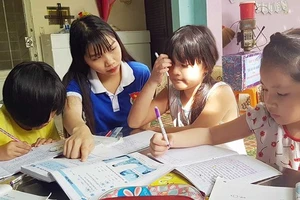 Sinh viên từ chương trình “Gia sư áo xanh” dạy học trẻ em là con em công nhân Khu Công nghiệp Tân Bình